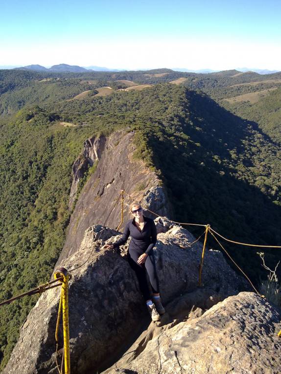 Na ponta da Pedra do Baú na região de Campos do Jordão - SP